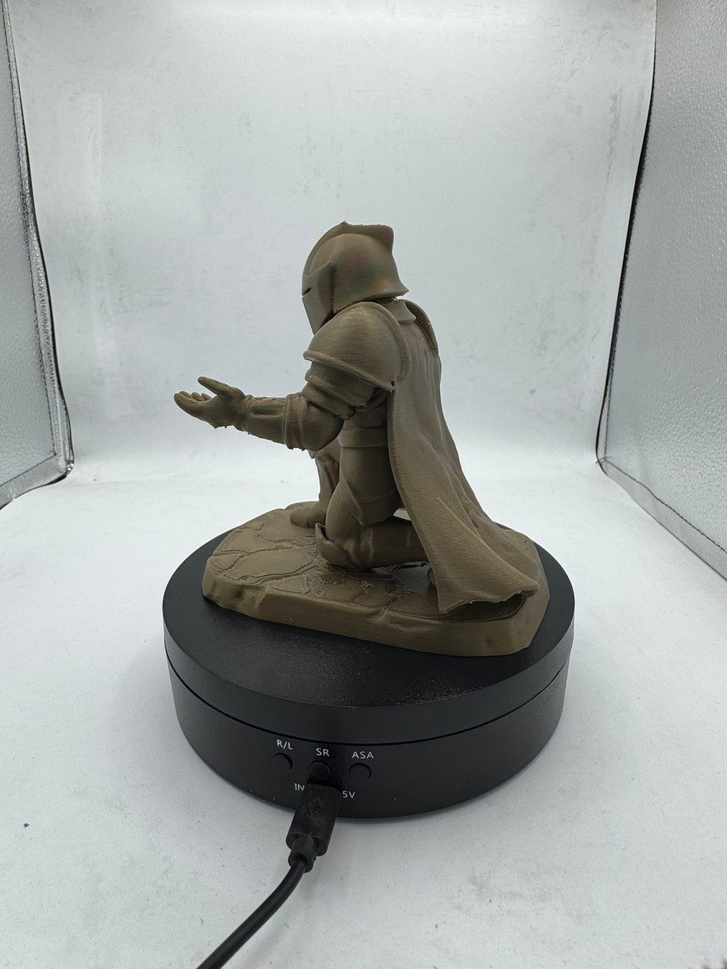 Kneeling Knight Pen Holder